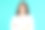 画室里交叉双臂微笑的女商人肖像。图片下载