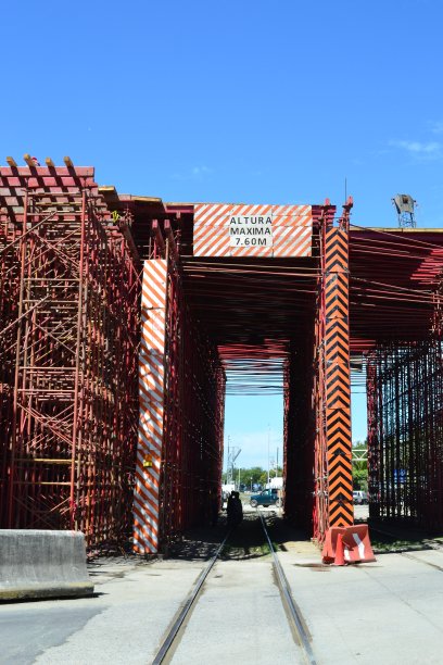 铁路通过的用脚手架建造的隧道图片下载