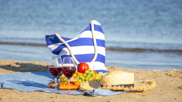 野餐毯，葡萄酒，水果，美丽的海滩自然选择重点图片下载