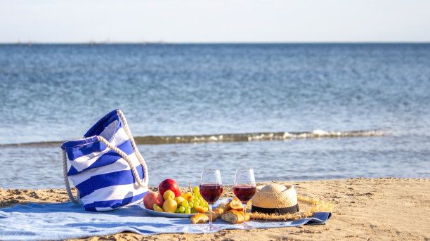 野餐毯，葡萄酒，水果，美丽的海滩自然选择重点图片下载