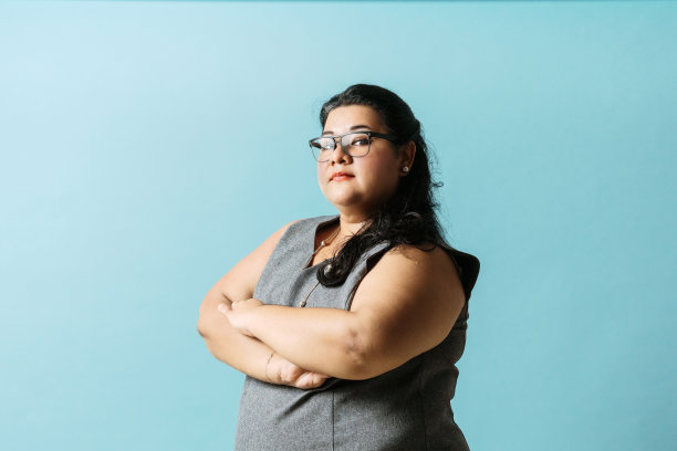 肖像加尺寸的拉丁女商人。图片下载