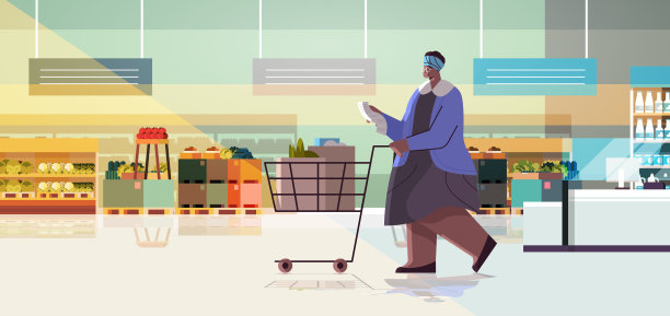 老妇人带着满满一推车的商品在超市里检查购物清单图片下载