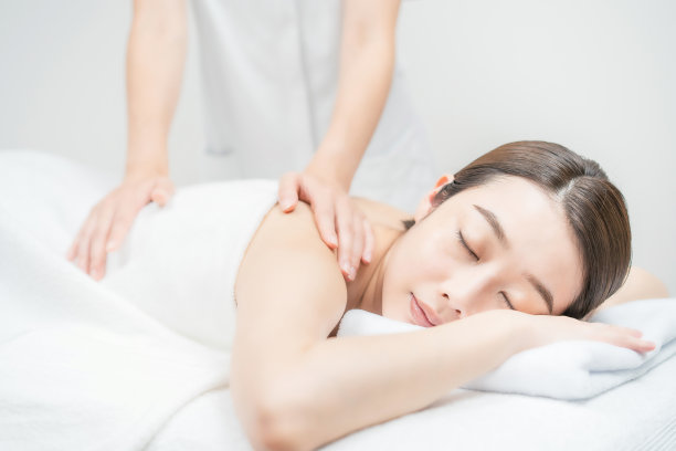 一名年轻女子在美容沙龙接受按摩图片下载