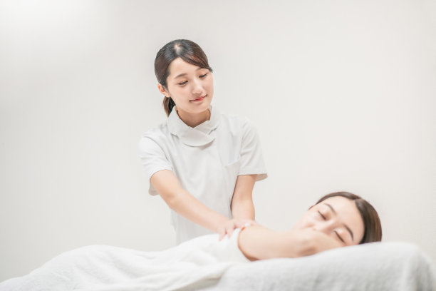 给女人按摩的美容师图片下载