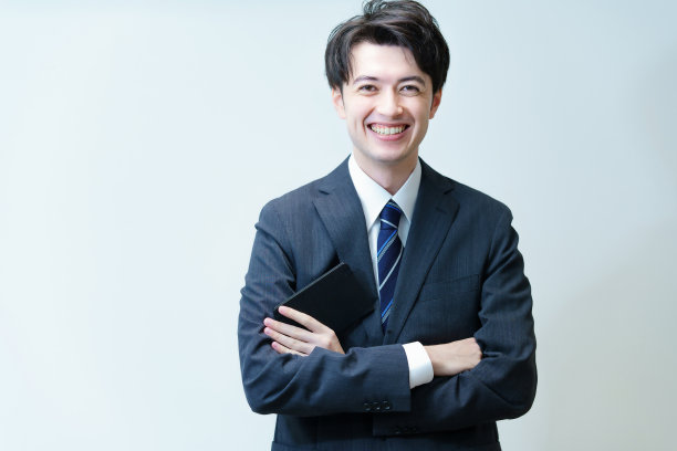 年轻商人交叉双臂摆姿势图片下载