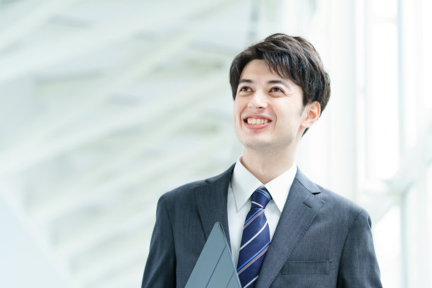 一个商人微笑着走过过道图片下载