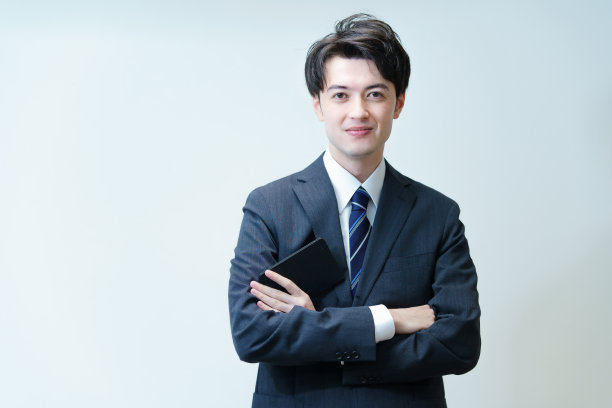 年轻的商人摆出双臂交叉的姿势图片下载