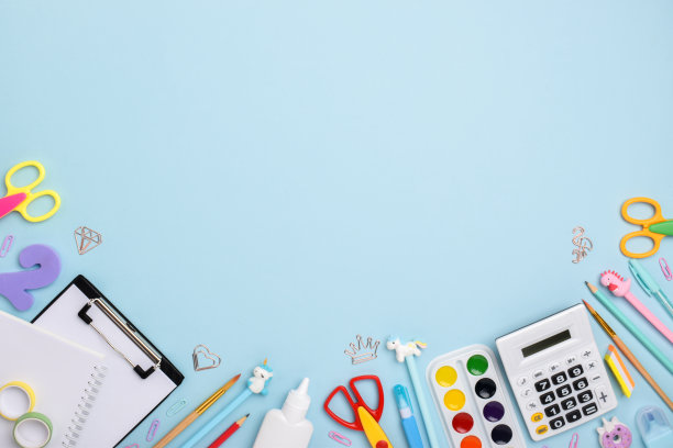 平铺办公用品。蓝色背景上有文字空间的办公室。图片下载