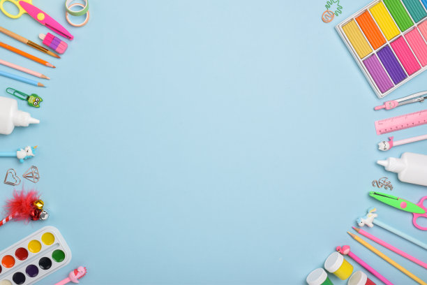 平铺办公用品。由学校配件制成的框架。图片下载