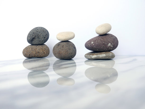 以白色大理石为背景的玄武岩禅宗图片下载