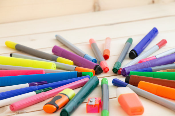 木桌上的彩色蜡笔图片下载