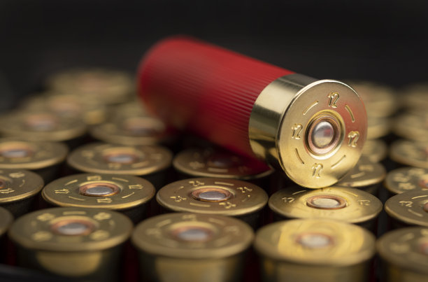 12口径猎枪弹药，黑色背景，猎枪弹壳子弹图片下载