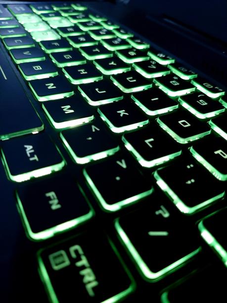 近距离拍摄的RGB游戏键盘图片下载