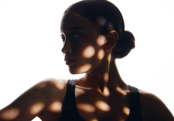 迪斯科灯光照在一位美丽的年轻女子身上图片下载