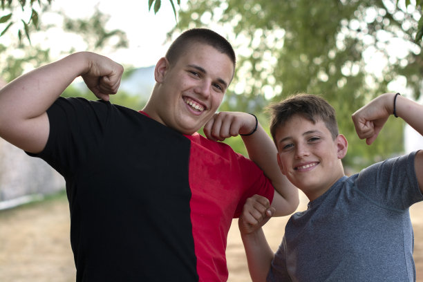 兄弟俩的画像图片下载