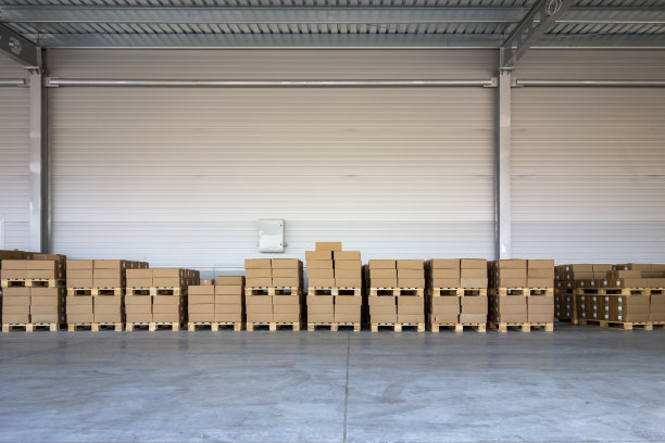 纸板箱已在仓库中准备运输。图片下载