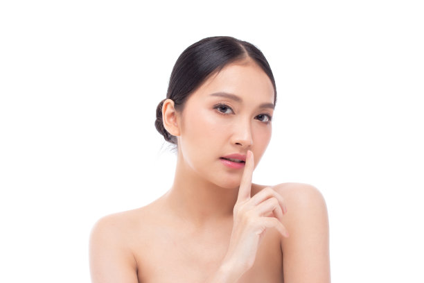 美丽的水疗中心亚洲模特女孩与化妆和美丽健康的皮肤颜色，嘴唇红色和头发肖像。美丽女人完美的脸清新干净的皮肤肖像孤立在白色的背景。影棚拍摄。图片下载