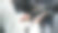 女性的手将充电线连接到车内的手机上图片下载