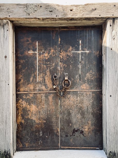 回收的古代金属门与基督教十字架图片下载