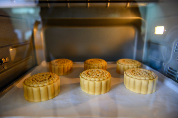 在烤箱里烤中国月饼图片下载