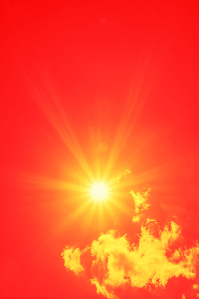 明亮的太阳与美丽的光束在天空与云(色调红色)图片下载