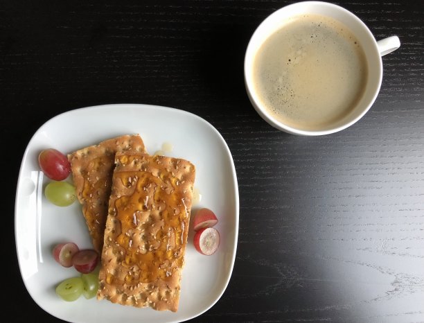 全麦饼干配蜂蜜和葡萄图片下载