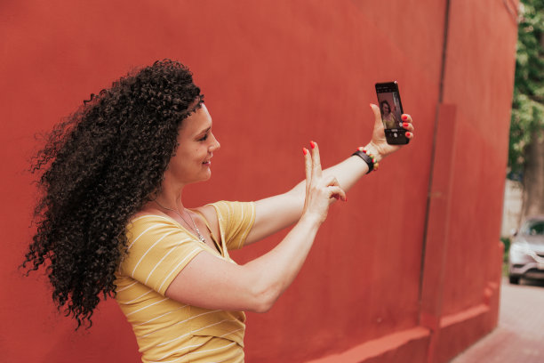 美丽微笑的模特，非洲式卷发的发型使自拍照片图片下载