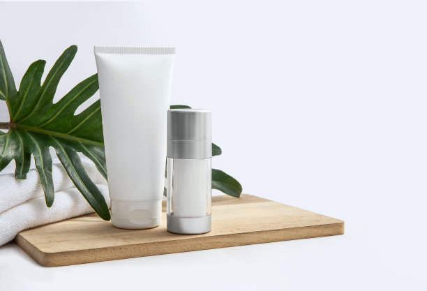 自然化妆产品与绿色叶子设置在大理石背景。本空间图片下载