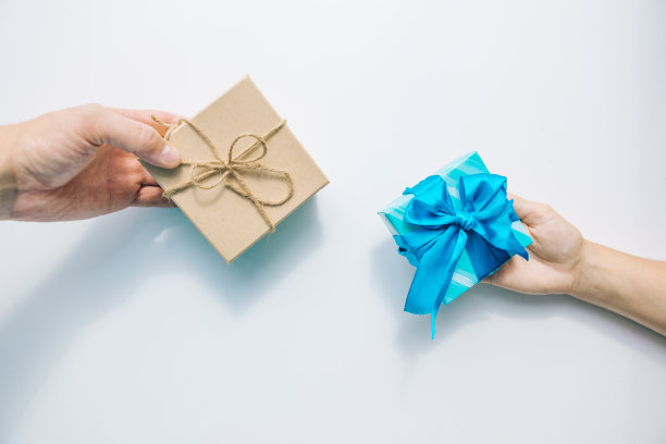 亲手赠送装饰好的礼盒图片下载