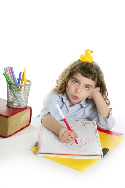 有趣的小学生女孩和黄色的鸭子图片下载