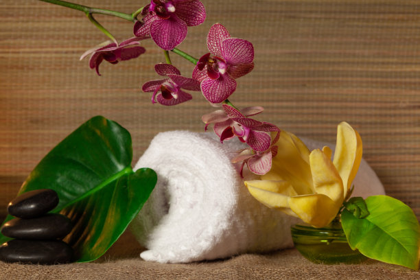 美容治疗和健康背景与按摩泡沫，木兰，兰花，毛巾。水疗中心的背景图片下载