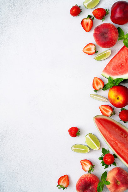 新鲜西瓜，桃子，草莓，油桃，薄荷，酸橙在灰色背景上。多汁的夏天甜点。选择有机水果和浆果为冰沙。健康的生食饮食组成。本空间图片下载