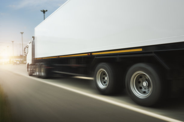 半挂车在公路上行驶的速度运动。工业道路货运卡车。物流和货物运输的概念。图片下载