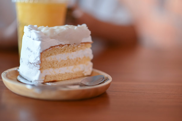 椰子蛋糕被放在咖啡馆的木桌上。图片下载