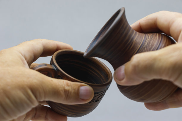 棕色的陶瓷杯和水壶在近距离图片下载