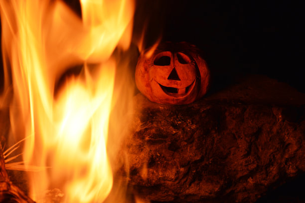 烛台南瓜和黑暗中的火，象征着万圣节图片下载