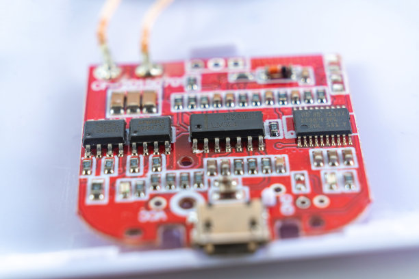 智能手机或手机的无线充电器已拆卸或损坏。芯片图片下载