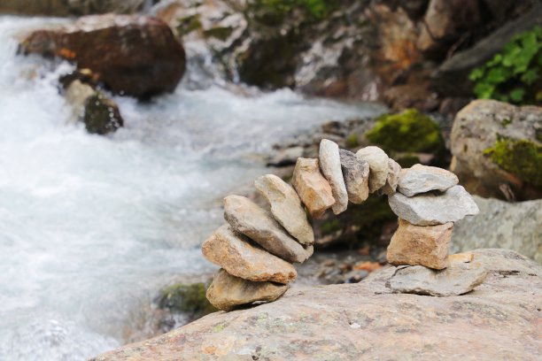 以河流为背景的石拱图片下载