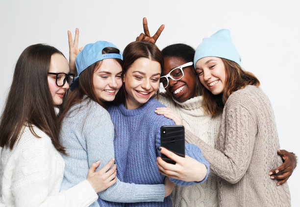 多元的多民族女性群体，非裔美国人和白人青少年朋友公司制作自拍图片下载