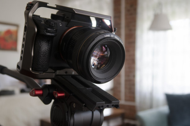 在录制一个烹饪节目之前，电视摄像机在演播室里。图片下载