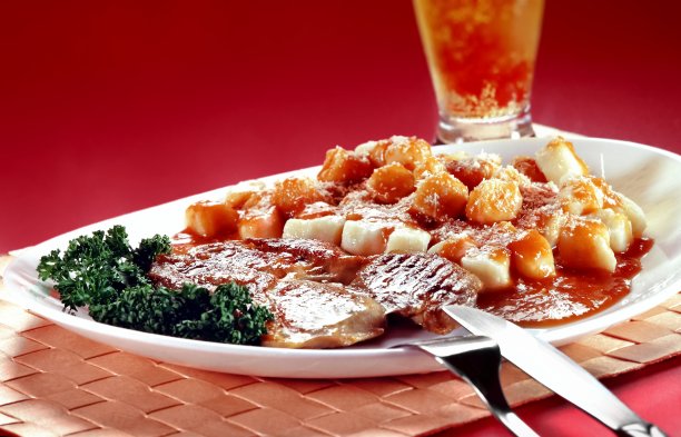 烤鸡肉配土豆团子图片下载