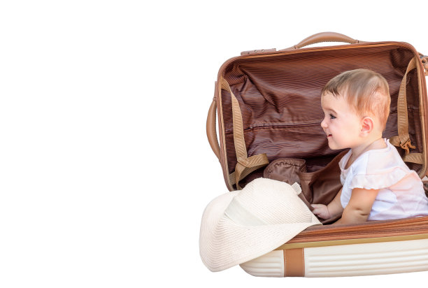婴儿在行李箱上被隔离图片下载
