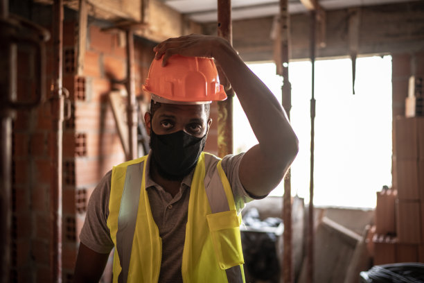 建筑工人在建筑工地穿着制服和防护服图片下载
