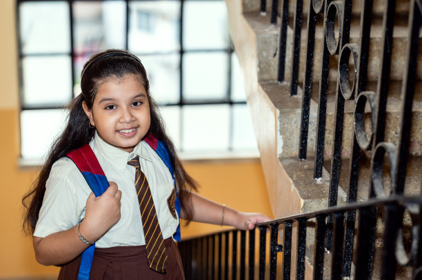 回到学校-上学的小女孩图片下载