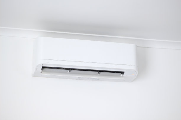 热泵在白房子房间墙壁上通风，供暖休息室用冷干空气，电热泵由电工安装，空调图片下载