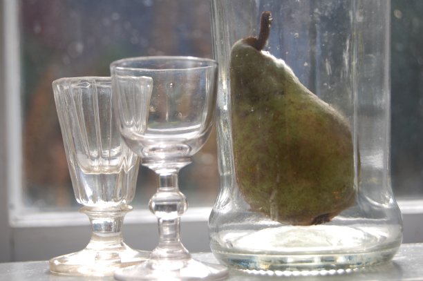 窗台上瓶子里的梨。图片下载