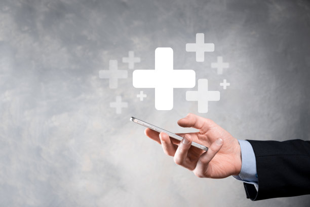 商人、男人手里握着提供正面的东西，如利润、利益、发展、企业社会责任等。这只手显示了加号图片下载