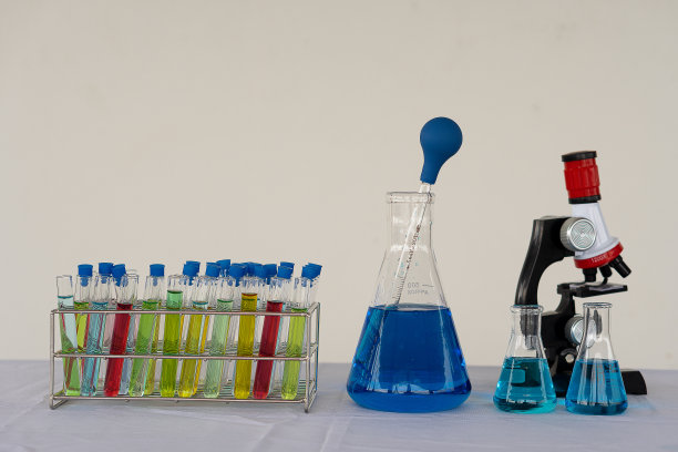 研究与创新-烧杯与实验室配方红蓝玻璃瓶和化学结构的医学科学研究技术背景与显微镜图片下载