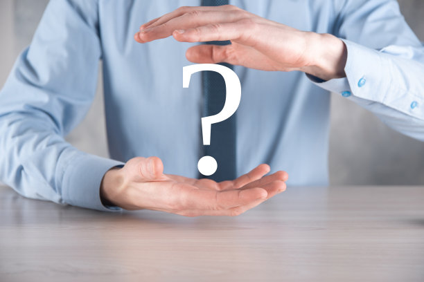 商人男人手握界面问号标志网页。在线提问，FAQ概念，什么，何时，如何，为什么，在互联网上搜索信息图片下载