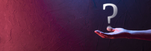 商人男人手握界面问号标志网页。在线提问，FAQ概念，什么，何时，如何，为什么，在互联网上搜索信息图片下载